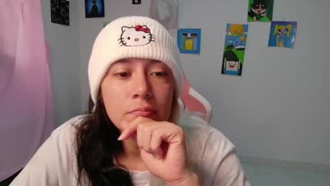 Snapshot of hot_mommymia chatting on February 17, 1:40 pm Mia online show from February 17, 1:40 pm