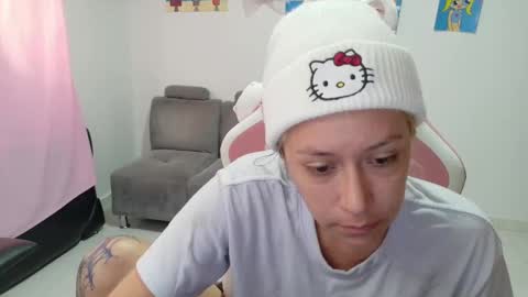 Snapshot of hot_mommymia chatting on February 18, 2:46 pm Mia online show from February 18, 2:46 pm