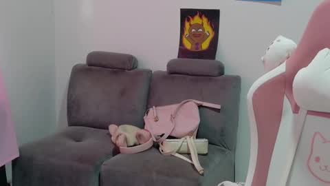 Snapshot of hot_mommymia chatting on March 13, 8:04 pm Mia online show from March 13, 8:04 pm