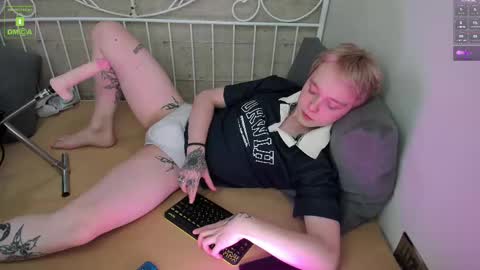 Snapshot of hot_twinkboy chatting on February 19, 2:01 pm hot_twinkboy online show from February 19, 2:01 pm