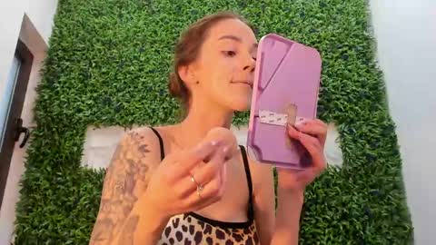 hotfallingdevil online show from April 25, 4:26 am