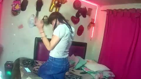 Snapshot of hotgui84 chatting on February 25, 2:43 am hotgui84 online show from February 25, 2:43 am