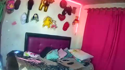 Snapshot of hotgui84 chatting on February 27, 2:33 am hotgui84 online show from February 27, 2:33 am