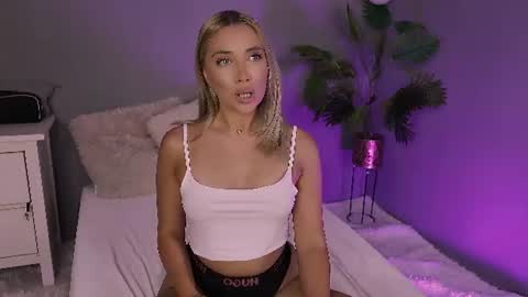 Snapshot of hotjessxx chatting on June 21, 12:52 pm Maria online show from June 21, 12:52 pm