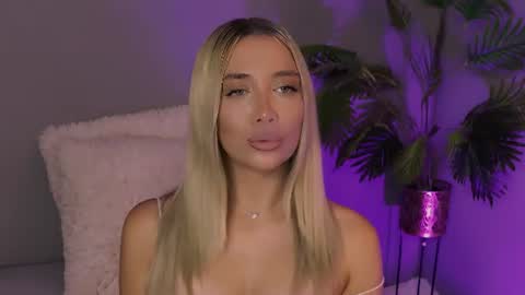 Snapshot of hotjessxx chatting on July 10, 6:43 pm Maria online show from July 10, 6:43 pm