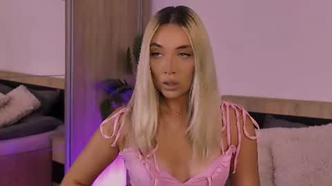 Snapshot of hotjessxx chatting on August 4, 6:05 am Maria online show from August 4, 6:05 am