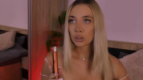Snapshot of hotjessxx chatting on August 6, 12:18 pm Maria online show from August 6, 12:18 pm
