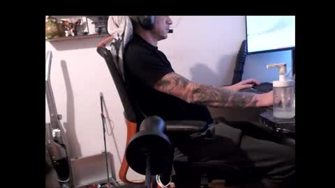 Snapshot of hotkinkytat chatting on December 9, 1:13 pm hotkinkytat online show from December 9, 1:13 pm