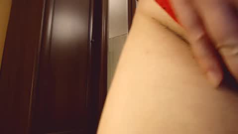 Snapshot of hotkittysquirt chatting on December 18, 8:47 pm Angela online show from December 18, 8:47 pm