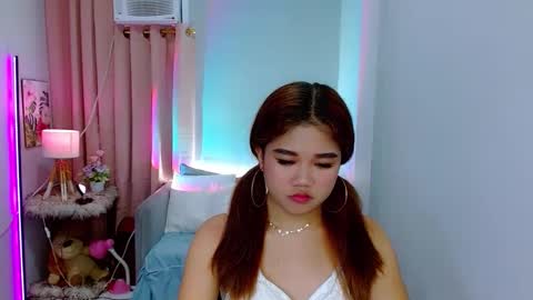 Snapshot of hotlayla_ chatting on December 7, 2:02 pm Layla online show from December 7, 2:02 pm