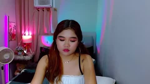 Snapshot of hotlayla_ chatting on December 14, 10:24 am Layla online show from December 14, 10:24 am