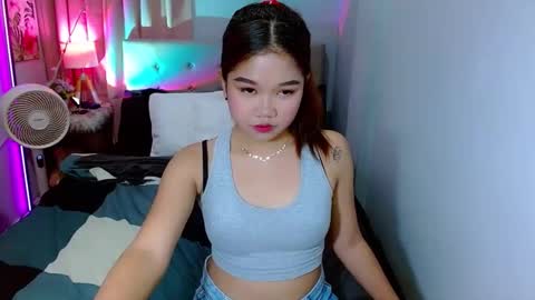 Snapshot of hotlayla_ chatting on December 17, 8:45 am Layla online show from December 17, 8:45 am