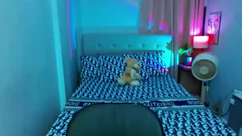 Snapshot of hotlayla_ chatting on February 16, 3:59 pm Layla online show from February 16, 3:59 pm