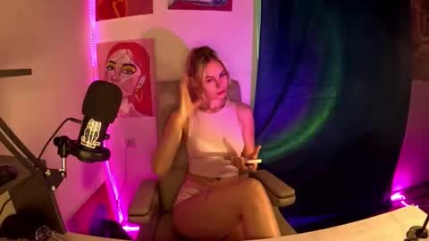 Snapshot of hotprincess2hot chatting on December 20, 10:55 am hotprincess2hot online show from December 20, 10:55 am