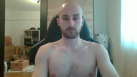 hotswissboy98 online show from May 20, 1:39 pm