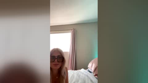 Snapshot of hott7malibu chatting on April 10, 7:40 pm hott7malibu online show from April 10, 7:40 pm