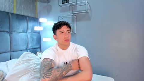 Snapshot of hott_boyy__ chatting on November 7, 11:32 am hott_boyy__ online show from November 7, 11:32 am