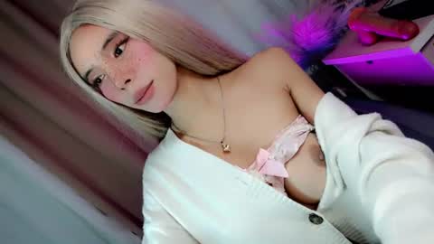 Snapshot of hottestgirl_in_states chatting on June 14, 11:07 pm Ambisyosa online show from June 14, 11:07 pm