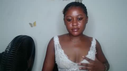 Snapshot of hottie_ebonie chatting on October 31, 11:50 pm Ella online show from October 31, 11:50 pm