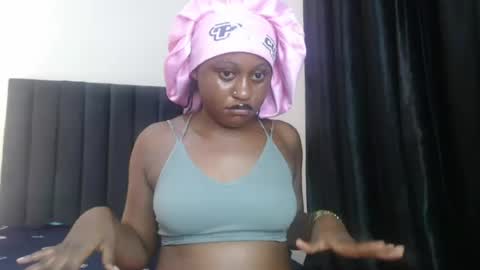 Snapshot of hottie_ebonie chatting on July 5, 10:39 pm Ella online show from July 5, 10:39 pm