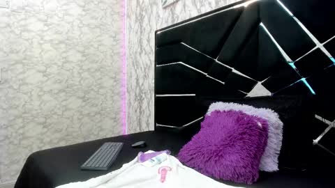 hottie_mia_ online show from December 20, 7:21 pm