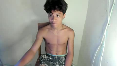 hottie_migs online show from April 12, 4:28 am