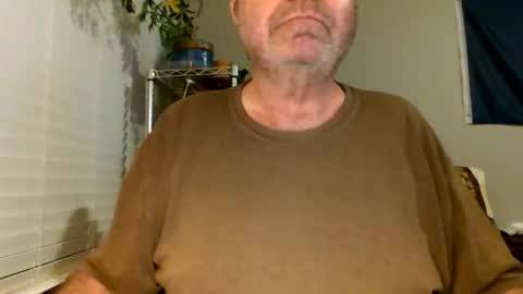 Snapshot of hottop_1981 chatting on April 30, 2:29 am Hottop 1981 online show from April 30, 2:29 am