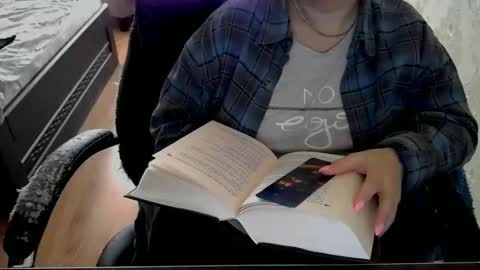 Snapshot of hotty_mary chatting on May 9, 8:41 am Mary online show from May 9, 8:41 am