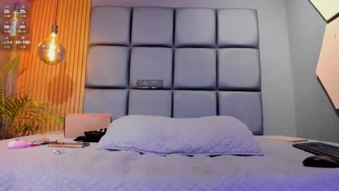 Snapshot of hotty_red_ chatting on September 20, 7:04 pm HOTTY online show from September 20, 7:04 pm