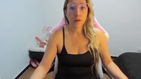 hottychrystal online show from December 4, 11:41 am