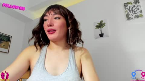 Snapshot of hottycrishinaxx chatting on December 8, 6:43 am crishinahotty online show from December 8, 6:43 am