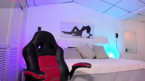 Snapshot of houseigth_ chatting on August 4, 1:36 pm online show from August 4, 1:36 pm