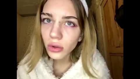 hsiuscherich online show from December 3, 10:02 am