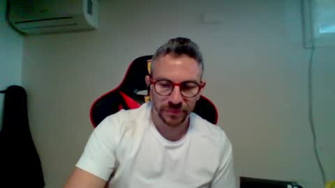 Snapshot of huge__cumshot chatting on April 5, 2:25 pm huge__cumshot online show from April 5, 2:25 pm