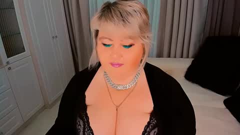 Snapshot of huge_booobs chatting on December 26, 3:53 pm milli online show from December 26, 3:53 pm