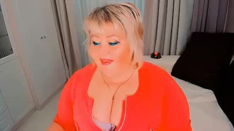 Snapshot of huge_booobs chatting on January 1, 12:43 am milli online show from January 1, 12:43 am