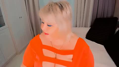 Snapshot of huge_booobs chatting on January 19, 8:30 pm milli online show from January 19, 8:30 pm