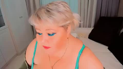 Snapshot of huge_booobs chatting on January 21, 7:06 pm milli online show from January 21, 7:06 pm