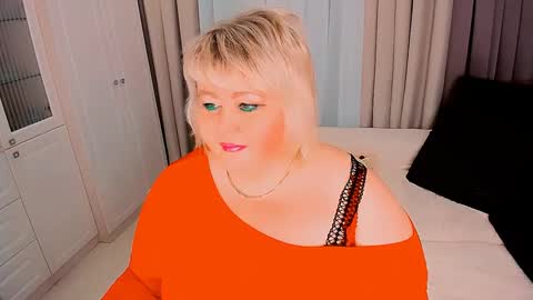 Snapshot of huge_booobs chatting on February 2, 2:24 pm milli online show from February 2, 2:24 pm