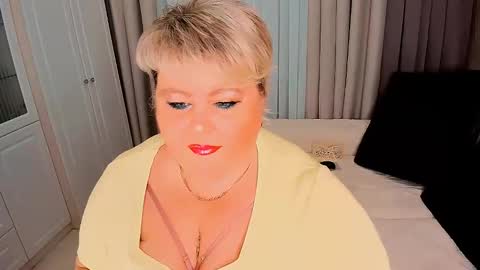 Snapshot of huge_booobs chatting on February 10, 3:53 pm milli online show from February 10, 3:53 pm