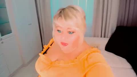 Snapshot of huge_booobs chatting on September 11, 3:50 am milli online show from September 11, 3:50 am