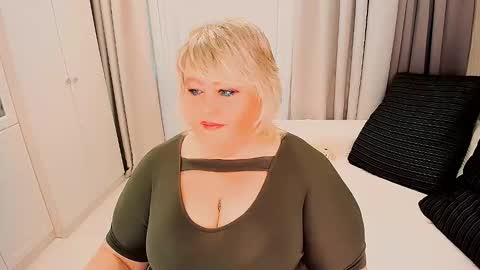 Snapshot of huge_booobs chatting on October 15, 7:08 am milli online show from October 15, 7:08 am