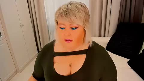 Snapshot of huge_booobs chatting on October 17, 6:38 am milli online show from October 17, 6:38 am