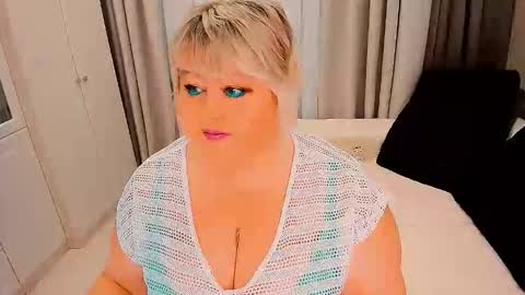 Snapshot of huge_booobs chatting on October 22, 7:08 am milli online show from October 22, 7:08 am