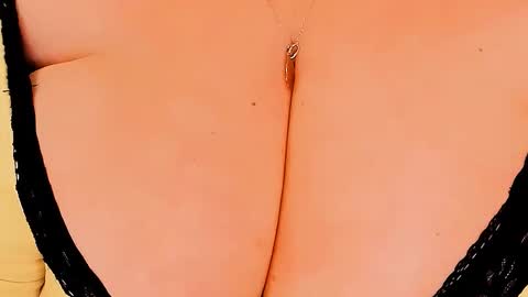 Snapshot of huge_booobs chatting on November 18, 8:02 pm milli online show from November 18, 8:02 pm