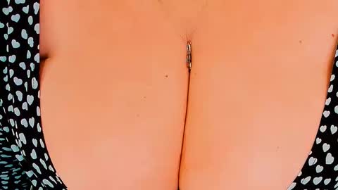 Snapshot of huge_booobs chatting on November 26, 6:42 pm milli online show from November 26, 6:42 pm