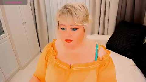 Snapshot of huge_booobs chatting on December 1, 6:35 pm milli online show from December 1, 6:35 pm