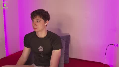 Snapshot of hugebangins_ chatting on October 19, 4:35 am ANTHONY online show from October 19, 4:35 am