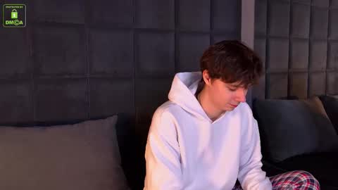 Snapshot of hugebangins_ chatting on November 21, 4:22 am ANTHONY online show from November 21, 4:22 am