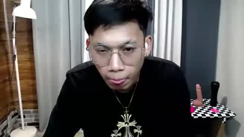 hugecockjames09 online show from October 17, 1:25 pm